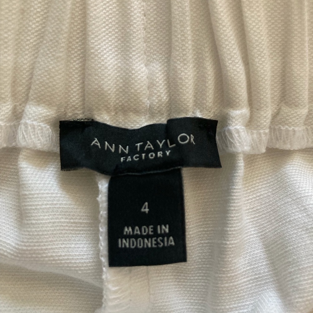 Ann Taylor outlet, white cotton straight leg pants. Size 4 - Picture 3 of 4
